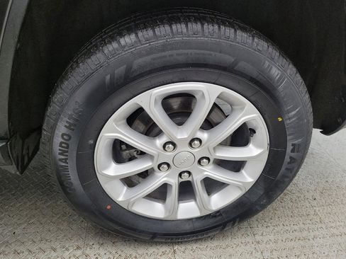 Used 2021 Jeep Grand Cherokee Laredo image 31