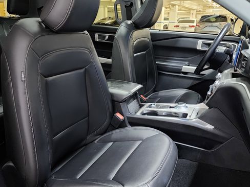 Used 2022 Ford Explorer XLT w/ Equipment Group 202A image 22