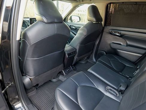 Used 2021 Toyota Highlander XLE image 25