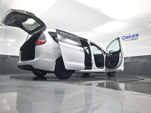 Used 2024 Chrysler Pacifica Select image 61