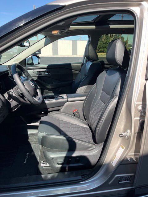 Used 2026 Nissan Rogue Platinum w/ Platinum Premium Package AWD/4WD image 25