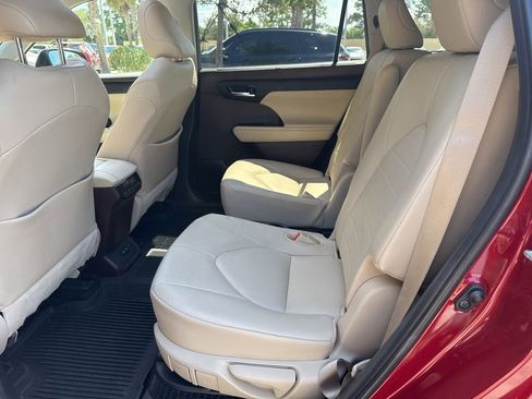Used 2020 Toyota Highlander XLE AWD/4WD image 5