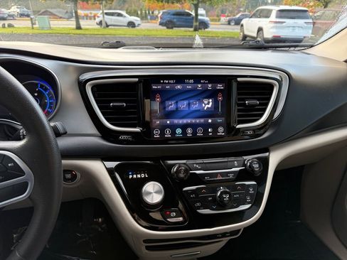 Used 2018 Chrysler Pacifica Touring Plus image 17