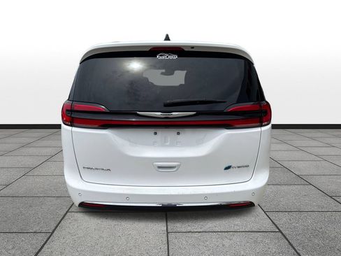 Used 2024 Chrysler Pacifica Limited FWD image 4