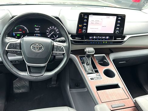 Used 2024 Toyota Sienna XLE image 21