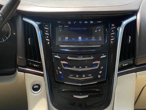 Used 2017 Cadillac Escalade Luxury AWD/4WD image 24