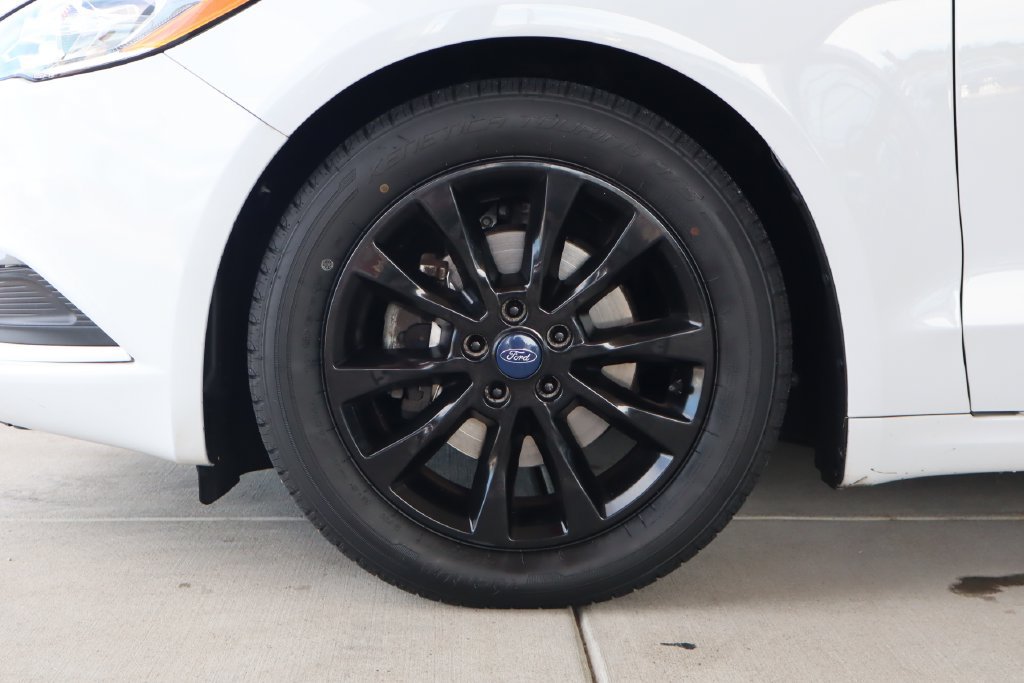 Used 2017 Ford Fusion SE w/ Fusion SE Technology Package FWD image 5