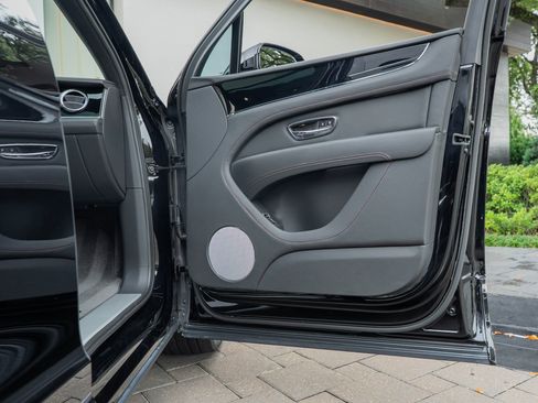 Certified 2024 Bentley Bentayga Plug-In Hybrid AWD/4WD image 19