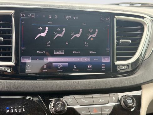 Used 2024 Chrysler Pacifica Touring-L FWD image 16