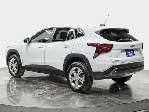 Used 2025 Chevrolet Trax LS FWD image 3