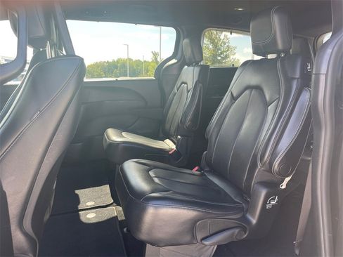 Used 2019 Chrysler Pacifica Touring-L Plus image 38
