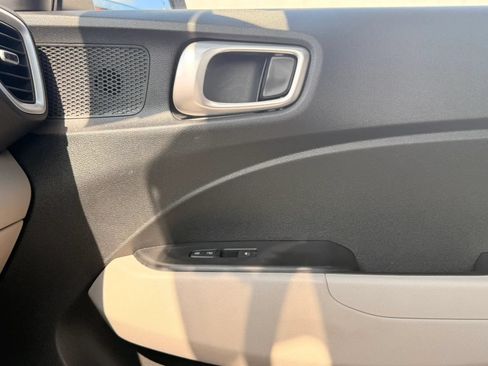 Used 2025 Hyundai Venue SEL FWD image 25