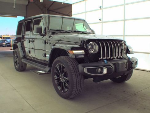 Used 2023 Jeep Wrangler Unlimited Sahara w/ Dual Top Group AWD/4WD image 3