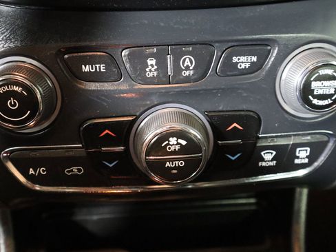 Used 2023 Jeep Cherokee Altitude Lux image 42