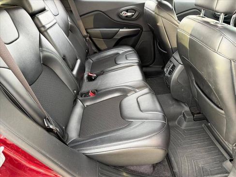 Used 2019 Jeep Cherokee Latitude Plus w/ Comfort/Convenience Group FWD image 19