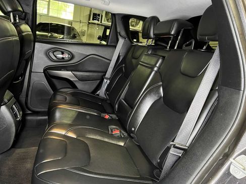 Used 2019 Jeep Cherokee Latitude Plus FWD image 18