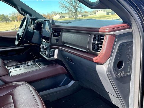 Used 2024 Ford Expedition Limited image 14