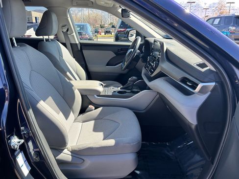 Used 2022 Toyota Highlander LE image 28