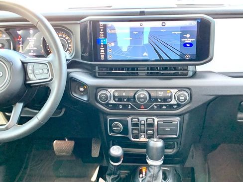 Used 2024 Jeep Gladiator Sport AWD/4WD image 25