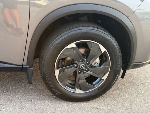 Certified 2025 Nissan Rogue SV FWD image 9