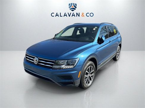 Used 2020 Volkswagen Tiguan SE w/ Panoramic Sunroof Package image 3