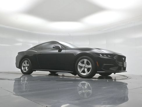 Used 2024 Ford Mustang Coupe RWD image 3
