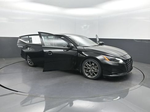 Used 2023 Nissan Altima 2.0 SR FWD image 42