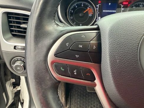 Used 2019 Jeep Cherokee Latitude Plus w/ Cold Weather Group AWD/4WD image 21