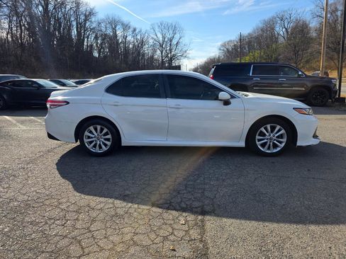 Used 2018 Toyota Camry LE image 4