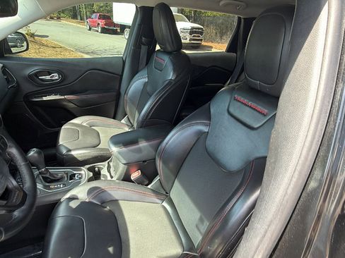Used 2019 Jeep Cherokee Trailhawk image 17