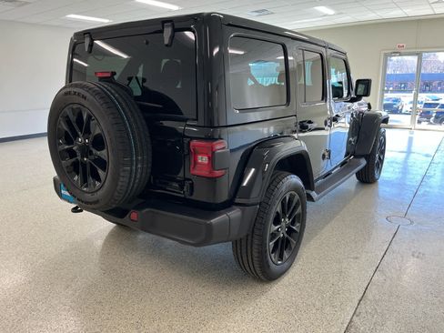 Used 2025 Jeep Wrangler Sahara image 6