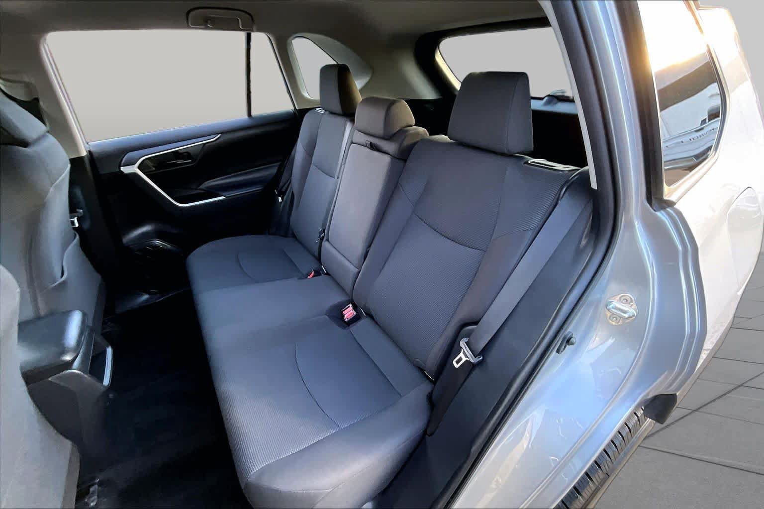 Used 2021 Toyota RAV4 LE AWD/4WD image 20