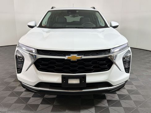 Used 2025 Chevrolet Trax LT w/ LT Convenience Package FWD image 5