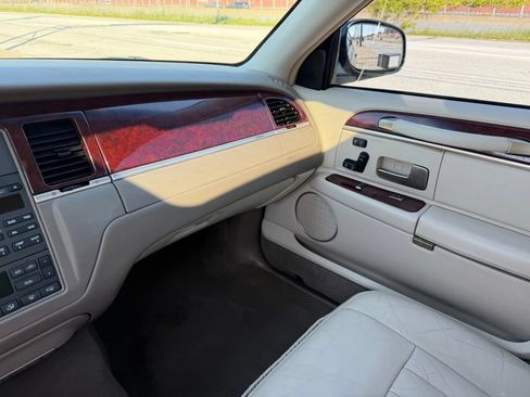 Used 2003 Lincoln Town Car Signature RWD image 20