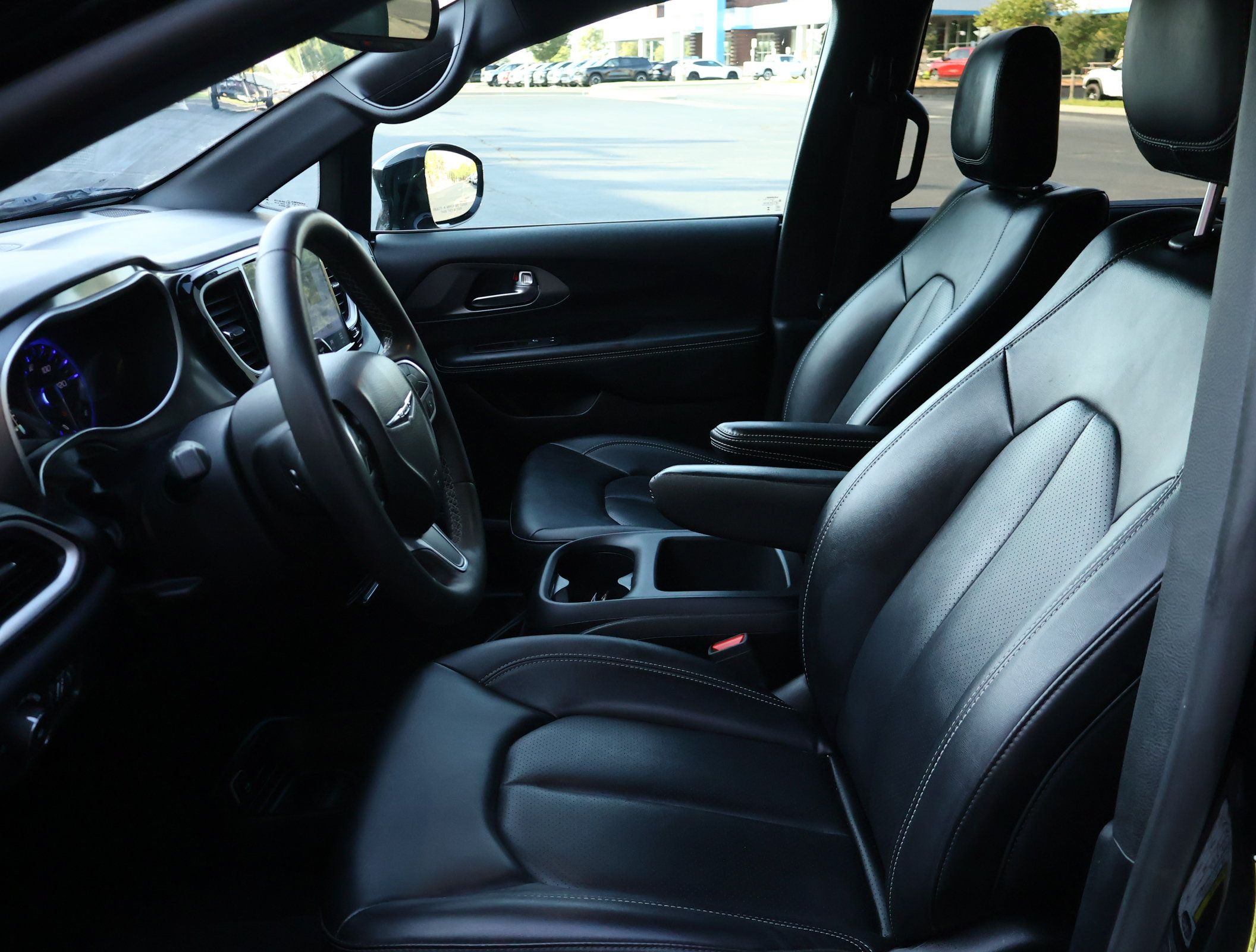 Used 2025 Chrysler Pacifica Select FWD image 10