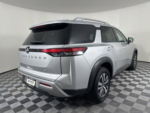 Used 2025 Nissan Pathfinder SL image 3