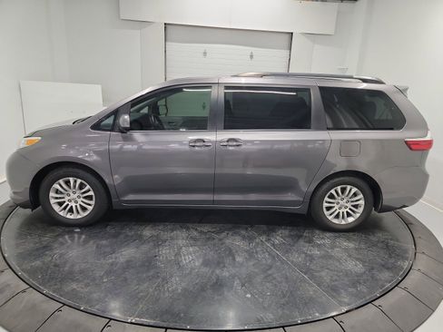 Used 2017 Toyota Sienna XLE image 4