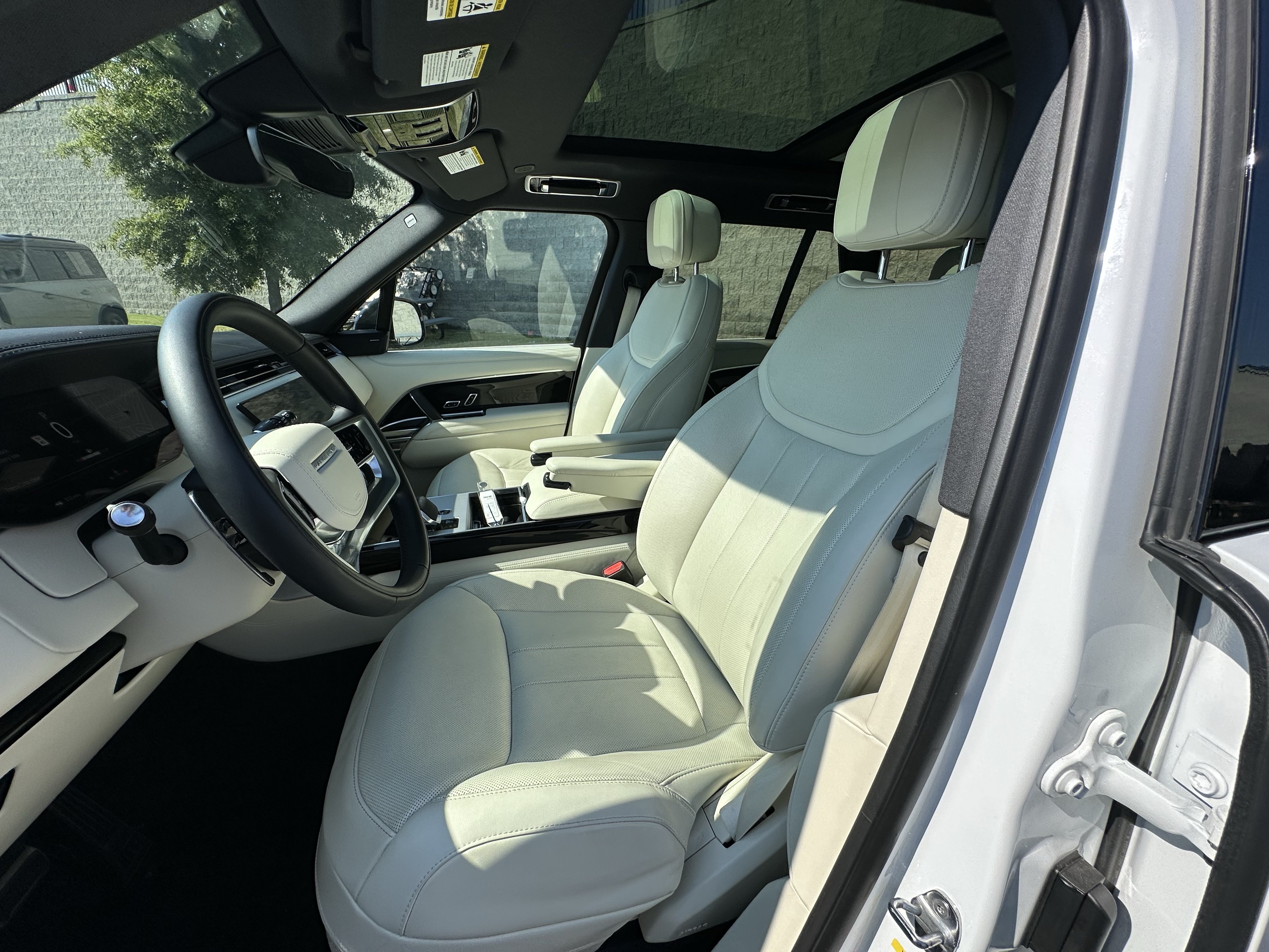 Certified 2025 Land Rover Range Rover SE AWD/4WD image 14