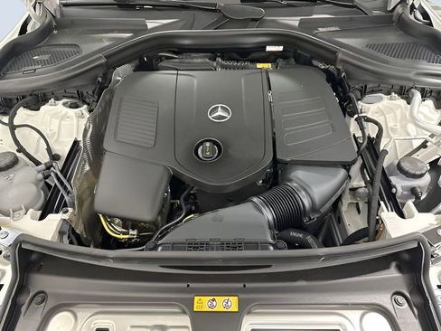 Used 2025 Mercedes-Benz GLC 300 4MATIC image 9