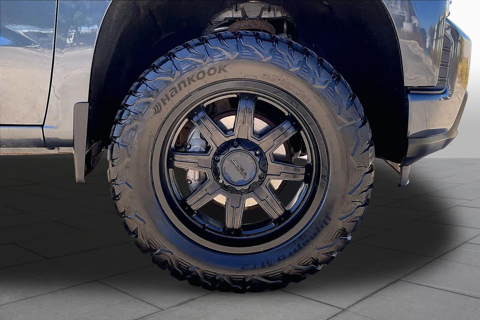 Used 2020 Chevrolet Silverado 1500 Custom w/ Custom Value Package AWD/4WD image 10