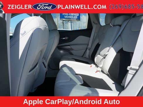 Used 2021 Jeep Cherokee Latitude Plus AWD/4WD image 11