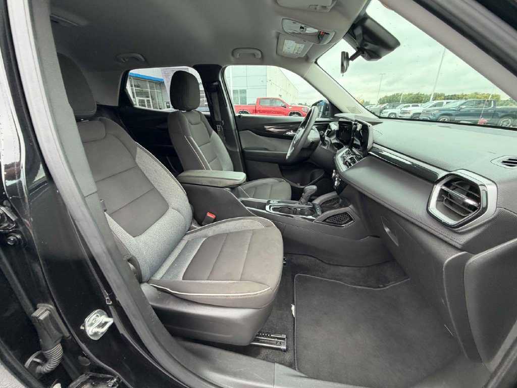Used 2025 Chevrolet TrailBlazer LT AWD/4WD image 19