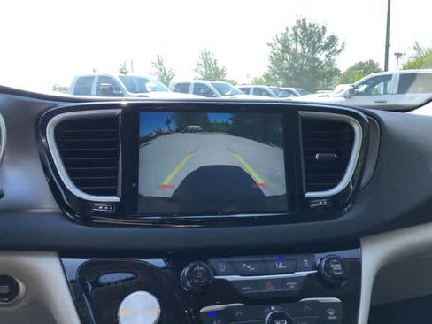 Certified 2024 Chrysler Pacifica Touring-L FWD image 24