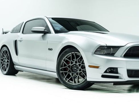 Used 2013 Ford Mustang GT image 3