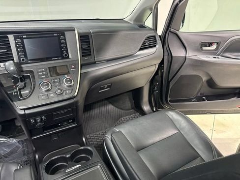Used 2018 Toyota Sienna SE FWD image 25