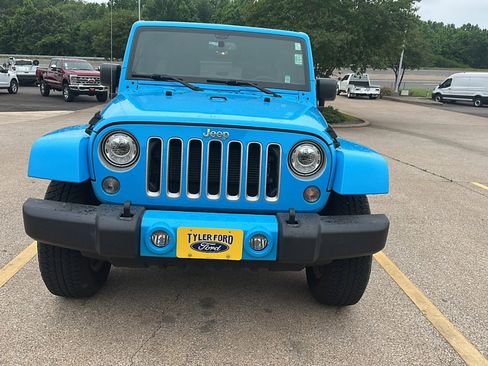 Used 2018 Jeep Wrangler Unlimited Sahara w/ Connectivity Group AWD/4WD image 2