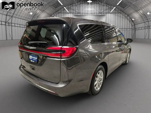 Used 2023 Chrysler Pacifica Touring-L FWD image 5