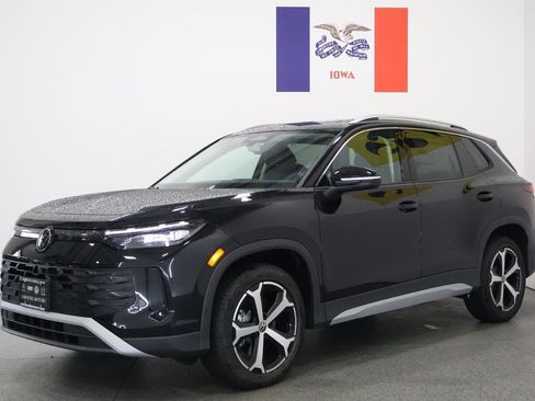 New 2025 Volkswagen Tiguan SE image 8