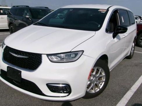 Used 2025 Chrysler Pacifica Select FWD image 2