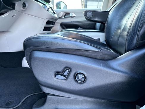 Used 2020 Chrysler Pacifica Touring-L Plus image 10